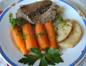 Gekochte Schermrippe mit Suppengemüse Gekochte Schermrippe mit Suppengemüse