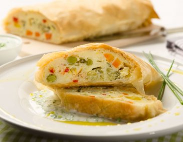 Gemüsestrudel mit Joghurt-Schnittlauch-Sauce Gemüsestrudel mit Joghurt-Schnittlauch-Sauce