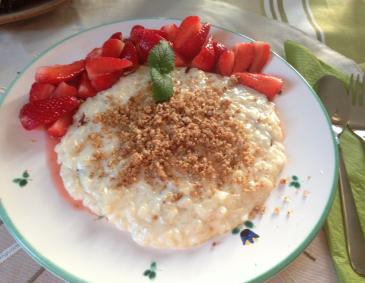 Nougat-Milchreis mit marinierten Erdbeeren Nougat-Milchreis mit marinierten Erdbeeren