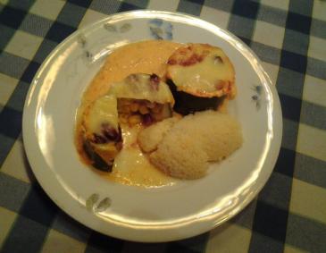 Zucchini gefüllt mit Mais und Bohnen Zucchini gefüllt mit Mais und Bohnen