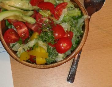 Knackiger Vitaminsalat mit Avocadostreifen Knackiger Vitaminsalat mit Avocadostreifen
