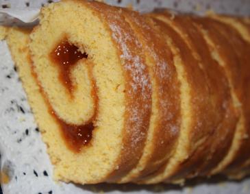 Pfirsich-Biskuitroulade Pfirsich-Biskuitroulade