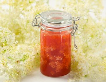 Erdbeermarmelade mit Holunderblüten Erdbeermarmelade mit Holunderblüten