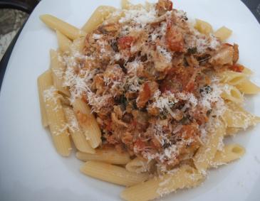Tomaten-Thunfisch-Penne mit Parmesan Tomaten-Thunfisch-Penne mit Parmesan