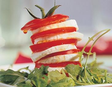 Paradeiser-Mozzarellaturm mit Basilikum und Rucola Paradeiser-Mozzarellaturm mit Basilikum und Rucola