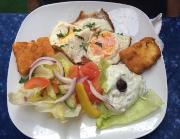 Gebackener Schafkäse mit Spiegelei und Salatgarnitur Gebackener Schafkäse mit Spiegelei und Salatgarnitur