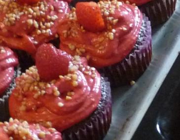 Schoko-Cupcakes mit Erdbeer-Frosting Schoko-Cupcakes mit Erdbeer-Frosting