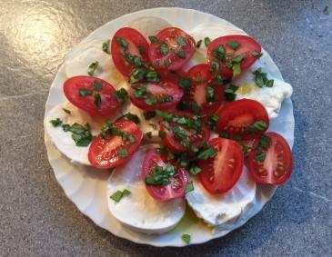 Mozzarella mit Paradeiser und Basilikum Mozzarella mit Paradeiser und Basilikum