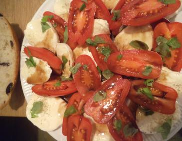 Mozzarella-Paradeiser mit Basilikum Mozzarella-Paradeiser mit Basilikum