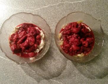 Vanillecreme mit heißen Himbeeren Vanillecreme mit heißen Himbeeren