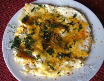 Spiegeleier-Eierspeis mit Käse und Kräutern Spiegeleier-Eierspeis mit Käse und Kräutern