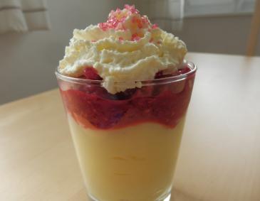 Puddingdessert mit Himbeeren Puddingdessert mit Himbeeren