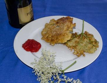 Holunderkrapfen in Proseccoteig und Erdbeermus Holunderkrapfen in Proseccoteig und Erdbeermus