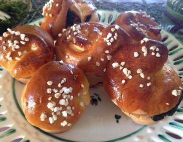 Mini-Brioches mit Topfen-Kirschfülle Mini-Brioches mit Topfen-Kirschfülle