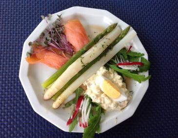 Spargelteller mit Lachs Spargelteller mit Lachs