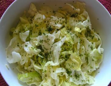 Eisbergsalat mit Knoblauch Eisbergsalat mit Knoblauch