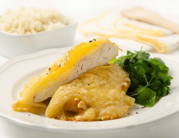Putenschnitzerl mit Zwiebel und Käse überbacken Putenschnitzerl mit Zwiebel und Käse überbacken