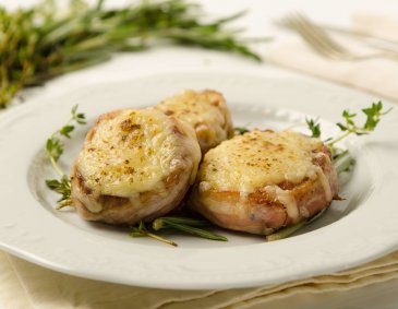 Schweinsfischerl im Speckmantel mit Käse überbacken Schweinsfischerl im Speckmantel mit Käse überbacken