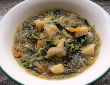 Gemüsesuppe mit Glasnudeln und Jakobsmuscheln Gemüsesuppe mit Glasnudeln und Jakobsmuscheln