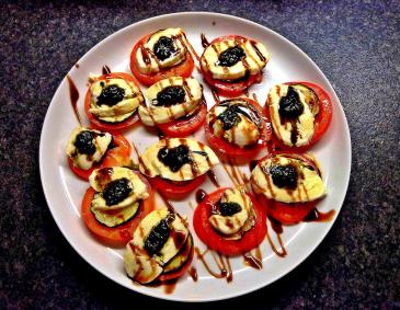Tomaten-Mozzarella-Salat mit Kürbiskernöl Tomaten-Mozzarella-Salat mit Kürbiskernöl