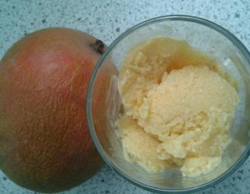 Einfaches Mango-Joghurt Eis Einfaches Mango-Joghurt Eis