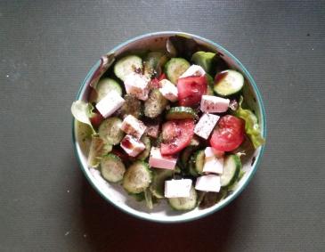 Bunter Salat mit Schafkäse und Kernöl Bunter Salat mit Schafkäse und Kernöl