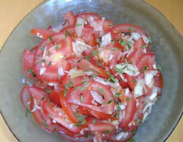 Tomatensalat mit Thymianblättchen Tomatensalat mit Thymianblättchen