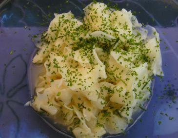 Weißer Rettichsalat mit Schnittlauch Weißer Rettichsalat mit Schnittlauch