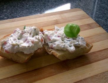 Ricotta-Aufstrich mit Tomaten Ricotta-Aufstrich mit Tomaten