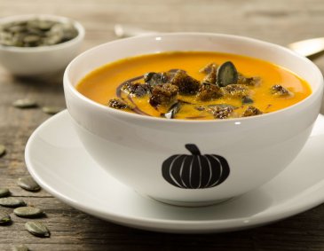 Wärmende Kürbissuppe mit Kürbiskernöl-Croutons Wärmende Kürbissuppe mit Kürbiskernöl-Croutons
