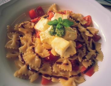 Farfalle mit Oreganopesto und karamellisiertem Schafskäse Farfalle mit Oreganopesto und karamellisiertem Schafskäse