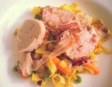 Schweinefilet im Speckmantel auf Currynudeln Schweinefilet im Speckmantel auf Currynudeln