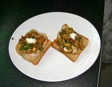 Minutensteak mit scharfen Pilzen auf Toast Minutensteak mit scharfen Pilzen auf Toast
