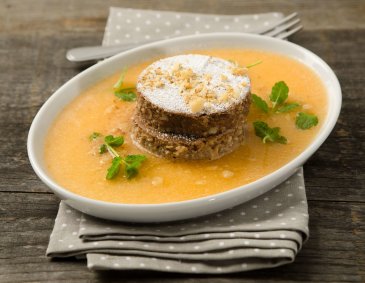 Dinkel-Nuss Kakao-Kuchen mit kalter Melonensuppe Dinkel-Nuss Kakao-Kuchen mit kalter Melonensuppe
