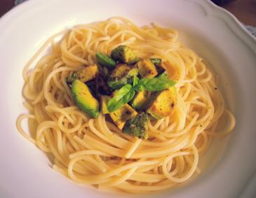 Vegane Spaghetti in Knoblauchmarinade mit gebratenen Avocado Vegane Spaghetti in Knoblauchmarinade mit gebratenen Avocado
