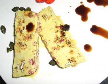 Kürbiskernöl Parfait mit Krokant und Rosenblättern Kürbiskernöl Parfait mit Krokant und Rosenblättern
