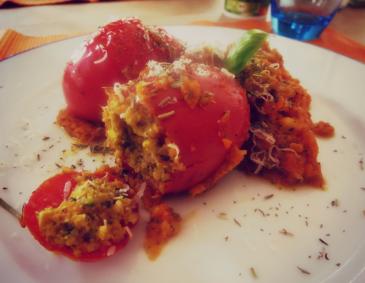 Vegetarisch gefüllte Tomaten mit gesunder Soße Vegetarisch gefüllte Tomaten mit gesunder Soße