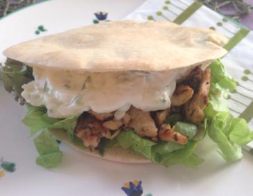 Hühner-Gyros im Pitabrot mit Tsatsiki Hühner-Gyros im Pitabrot mit Tsatsiki