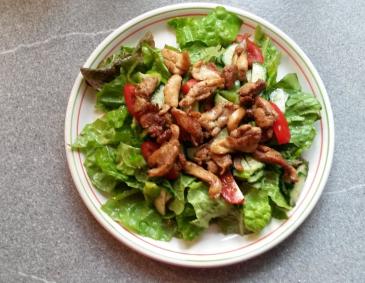 Gebratene Hühnerstreifen auf buntem Salat Gebratene Hühnerstreifen auf buntem Salat
