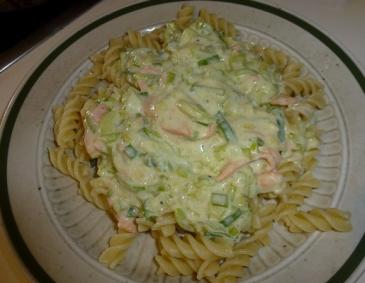 Teigwaren in Lauchsauce mit Räucherlachs Teigwaren in Lauchsauce mit Räucherlachs