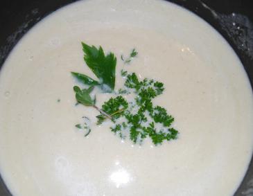 Zucchinicremesuppe mit Creme fraiche Zucchinicremesuppe mit Creme fraiche