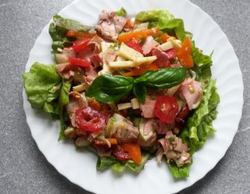 Bunter Salat mit Schinken und Käse Bunter Salat mit Schinken und Käse