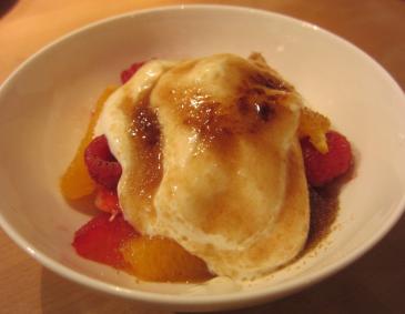 Geflämmtes Joghurt mit Früchten Geflämmtes Joghurt mit Früchten
