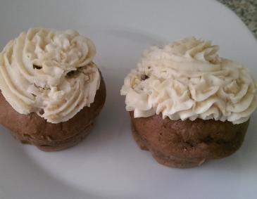 Cupcakes mit weißem Schokolade Topping Cupcakes mit weißem Schokolade Topping