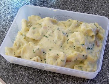 Tortellini mit Käse-Kräutersauce Tortellini mit Käse-Kräutersauce