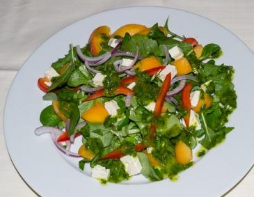 Fruchtiger Salat mit Rucolapesto Fruchtiger Salat mit Rucolapesto