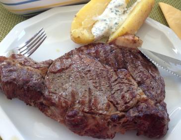 Gegrilltes Porterhouse Steak vom Weidebeef Gegrilltes Porterhouse Steak vom Weidebeef
