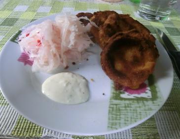 Panierte gefüllte Zucchini mit Pusztasalat und Sauce Tartare Panierte gefüllte Zucchini mit Pusztasalat und Sauce Tartare