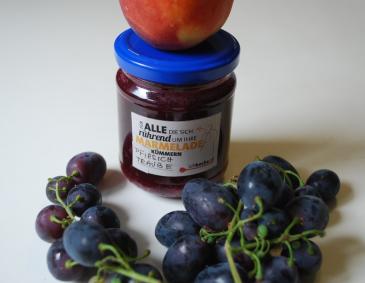 Pfirsichmarmelade mit blauen Trauben Pfirsichmarmelade mit blauen Trauben