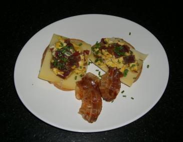 Käsebrot mit Rührei und Hobelfleisch Käsebrot mit Rührei und Hobelfleisch